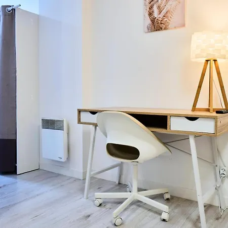 Large Between Train Station & Grand Place *