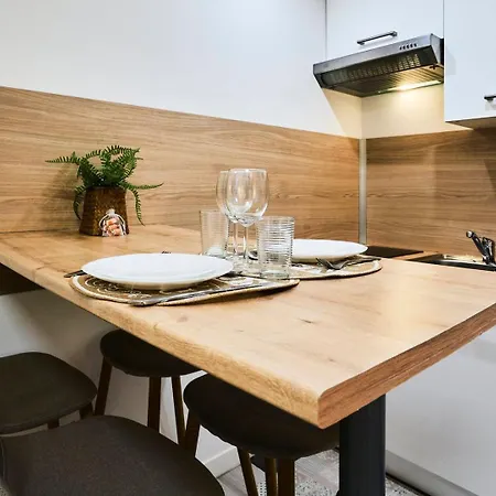 Large Between Train Station & Grand Place