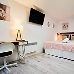 Large Between Train Station & Grand Place Διαμέρισμα