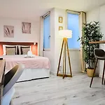 Large Between Train Station & Grand Place Appartement