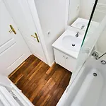 Large Between Train Station & Grand Place Διαμέρισμα *