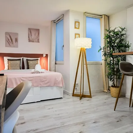 Large Between Train Station & Grand Place * Лилль