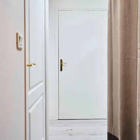 Large Between Train Station & Grand Place Лилль