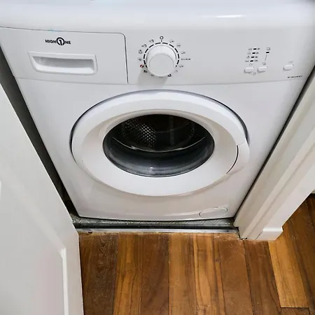 Large Between Train Station & Grand Place Лилль