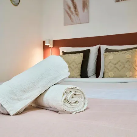 Large Between Train Station & Grand Place شقة