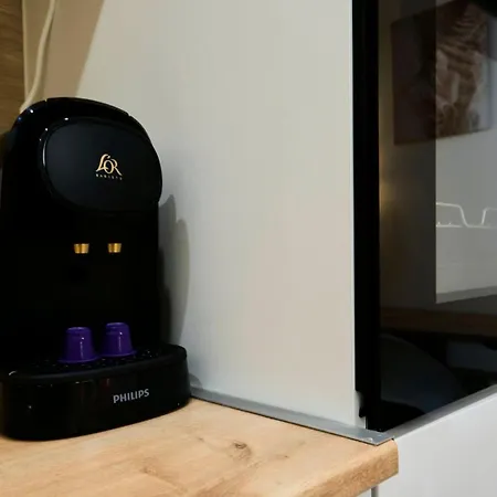 Large Between Train Station & Grand Place * ليل