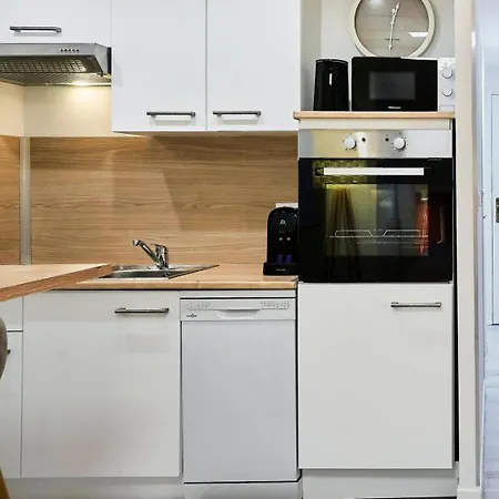 Large Between Train Station & Grand Place *