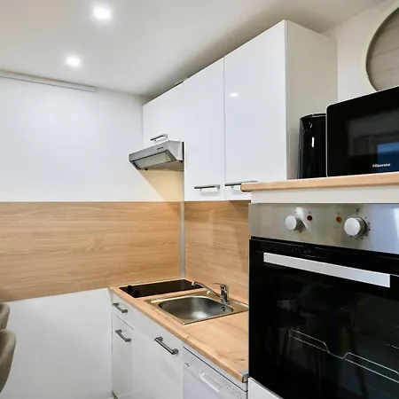 Large Between Train Station & Grand Place شقة