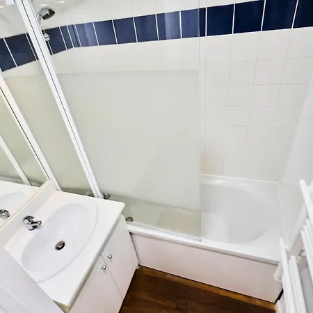 Large Between Train Station & Grand Place ليل