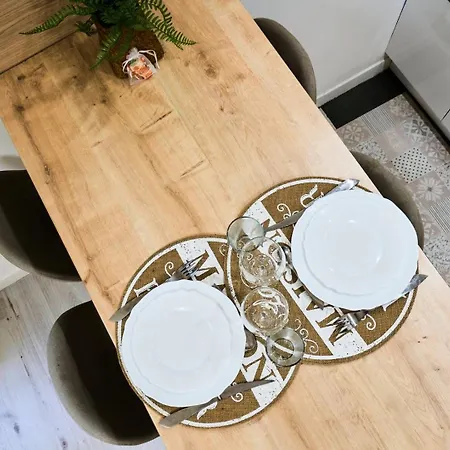 Large Between Train Station & Grand Place شقة *