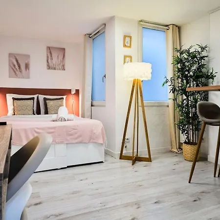 Large Between Train Station & Grand Place شقة