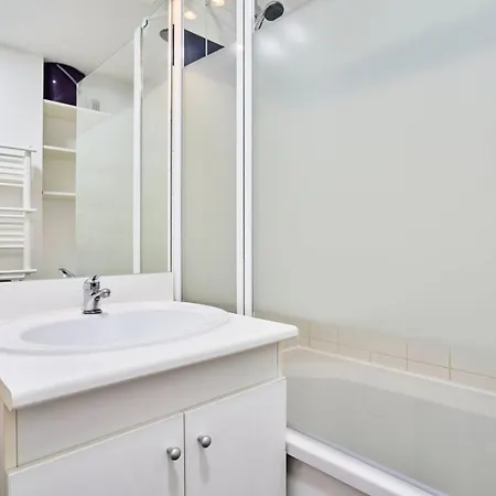 Large Between Train Station & Grand Place * ليل