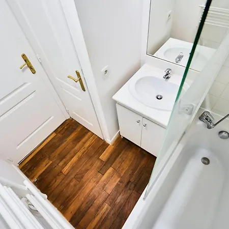 Large Between Train Station & Grand Place شقة *